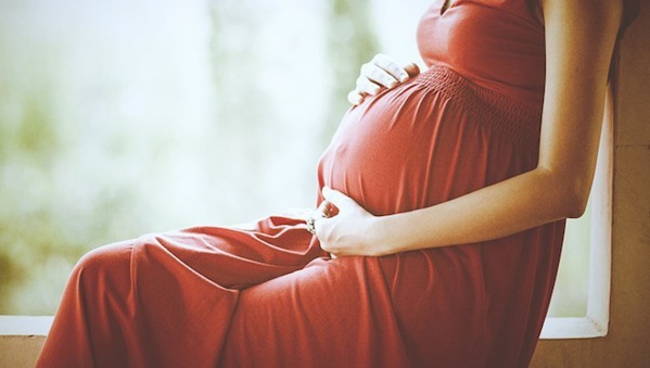 Une femme enceinte de 8 mois laissée pour morte, son compagnon en fuite Une femme enceinte de 8 mois laissée pour morte, son compagnon en fuite