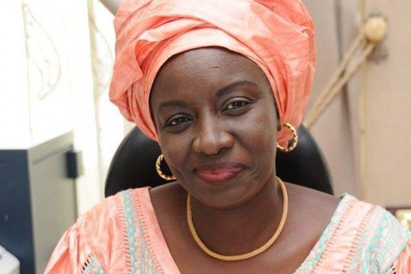 Mimi Touré démarre le 1er live Facebook du gouvernement et du staff de Macky Sall, modernisant ainsi sa communication de façon inattendue Mimi Touré démarre le 1er live Facebook du gouvernement et du staff de Macky Sall, modernisant ainsi sa communication de façon inattendue