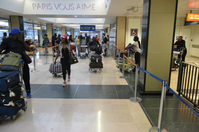 Les premières images de l'arrivée de Titi , Salam Diallo, Dess Major et les musiciens à l'aéroport d'Orly.