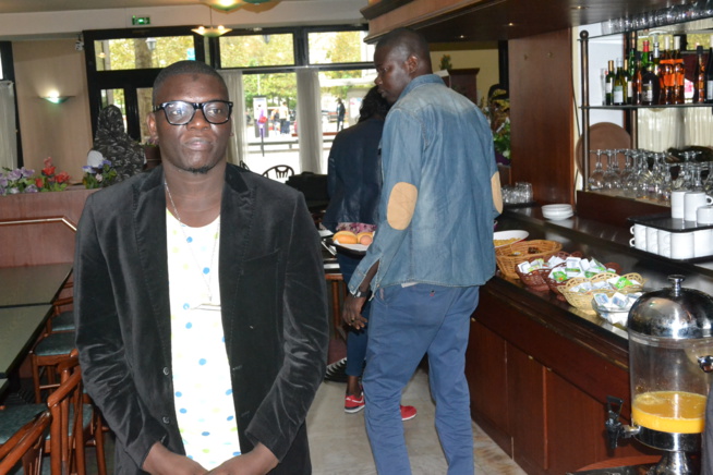 Les premières images de l'arrivée de Titi , Salam Diallo, Dess Major et les musiciens à l'aéroport d'Orly. Les premières images de l'arrivée de Titi , Salam Diallo, Dess Major et les musiciens à l'aéroport d'Orly.