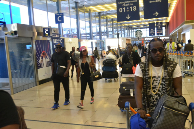 Les premières images de l'arrivée de Titi , Salam Diallo, Dess Major et les musiciens à l'aéroport d'Orly.