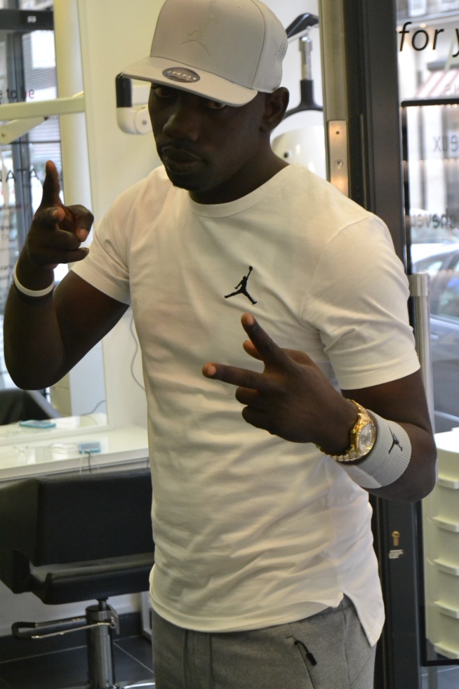 JOUR J-1 Les Sénégalais de la diaspora envahissent le 18 eme pour préparer le concert de TITI au Dock Haussman de Paris.Regardez