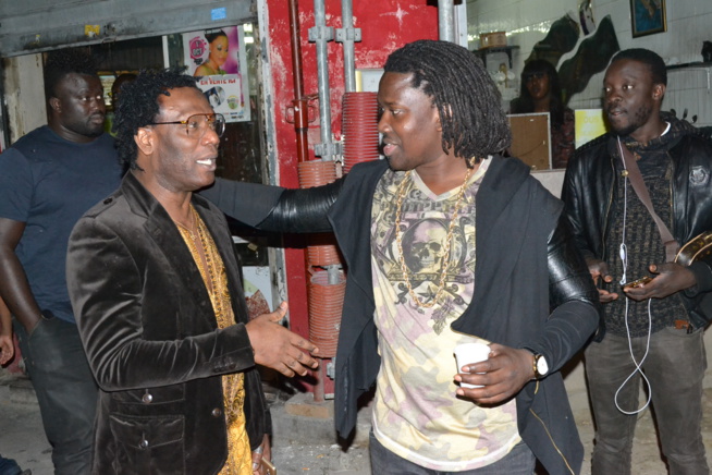 JOUR J-1 Les Sénégalais de la diaspora envahissent le 18 eme pour préparer le concert de TITI au Dock Haussman de Paris.Regardez