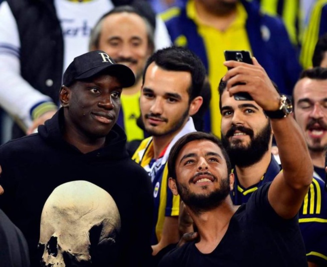 Guéri, Demba Bâ réapparaît au stade pour regarder le match de son ami Moussa Sow à Fenerbahçe