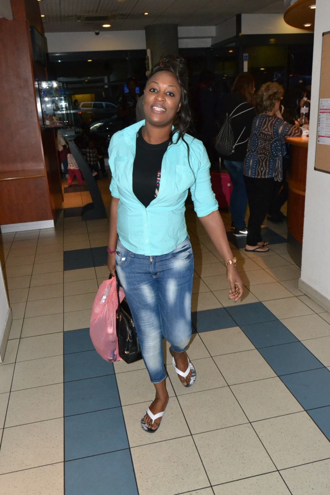 Titi en route pour le Thieck Sound à la salle du Dock Haussman avec ses musiciens avant le concert de 23h. Regardez Titi en route pour le Thieck Sound à la salle du Dock Haussman avec ses musiciens avant le concert de 23h. Regardez