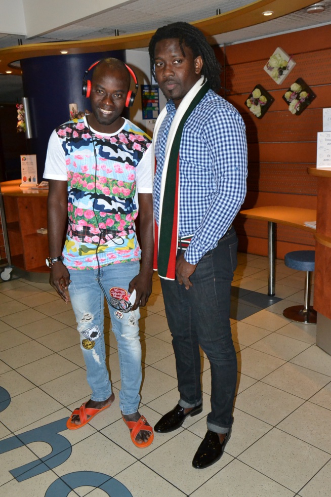 Titi en route pour le Thieck Sound à la salle du Dock Haussman avec ses musiciens avant le concert de 23h. Regardez Titi en route pour le Thieck Sound à la salle du Dock Haussman avec ses musiciens avant le concert de 23h. Regardez