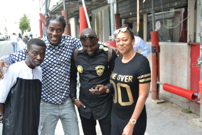 Titi en route pour le Thieck Sound à la salle du Dock Haussman avec ses musiciens avant le concert de 23h. Regardez Titi en route pour le Thieck Sound à la salle du Dock Haussman avec ses musiciens avant le concert de 23h. Regardez