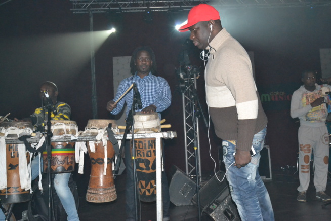 VIDEO: Sound Thieck, Titi chante joyeux anniversaire à Youssou Ndour au Dock Haussman de Paris. Regardez VIDEO: Sound Thieck, Titi chante joyeux anniversaire à Youssou Ndour au Dock Haussman de Paris. Regardez