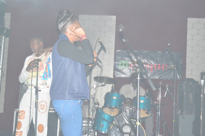 VIDEO: Sound Thieck, Titi chante joyeux anniversaire à Youssou Ndour au Dock Haussman de Paris. Regardez VIDEO: Sound Thieck, Titi chante joyeux anniversaire à Youssou Ndour au Dock Haussman de Paris. Regardez