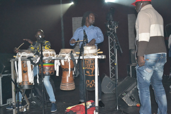 VIDEO: Sound Thieck, Titi chante joyeux anniversaire à Youssou Ndour au Dock Haussman de Paris. Regardez VIDEO: Sound Thieck, Titi chante joyeux anniversaire à Youssou Ndour au Dock Haussman de Paris. Regardez