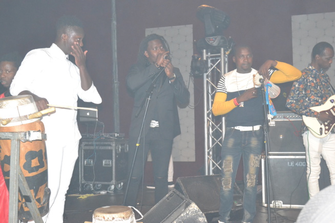MAME GOOR DJADIAKA assure au Dock Haussman au concert de TITI à Paris. Regardez