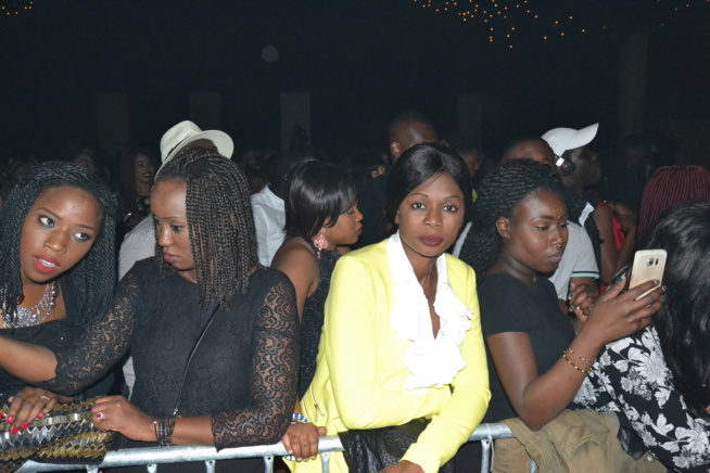 MAME GOOR DJADIAKA assure au Dock Haussman au concert de TITI à Paris. Regardez