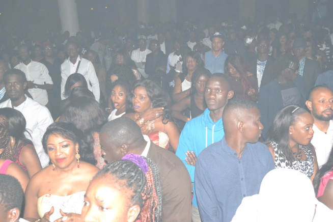 MAME GOOR DJADIAKA assure au Dock Haussman au concert de TITI à Paris. Regardez