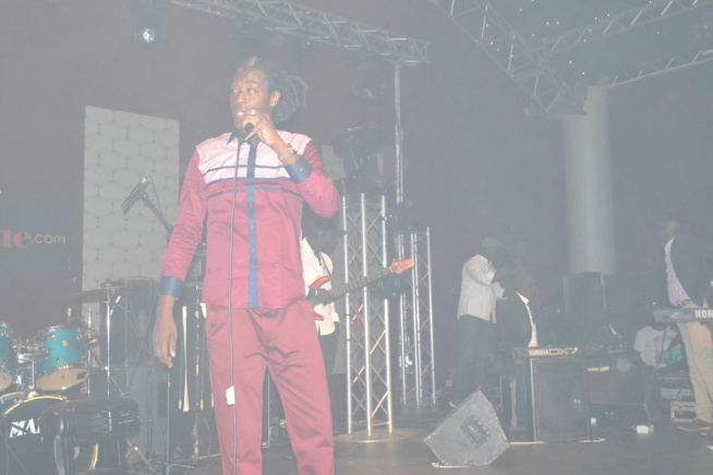 MAME GOOR DJADIAKA assure au Dock Haussman au concert de TITI à Paris. Regardez
