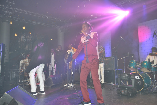 MAME GOOR DJADIAKA assure au Dock Haussman au concert de TITI à Paris. Regardez