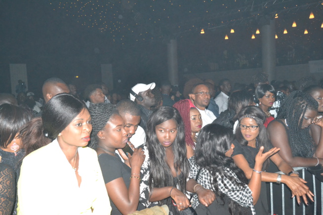 MAME GOOR DJADIAKA assure au Dock Haussman au concert de TITI à Paris. Regardez