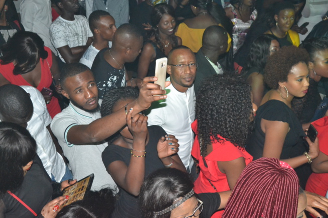 Titi la lionne de la musique Sénégalaise réussit son pari au Dock Haussman de Paris avec Africa Rythme. Regardez Titi la lionne de la musique Sénégalaise réussit son pari au Dock Haussman de Paris avec Africa Rythme. Regardez