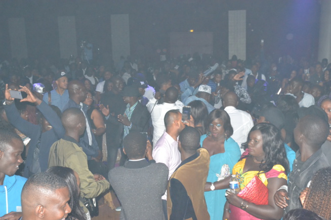 Salam Diallo montre qu'il est le roi des ambianceurs au Dock Haussman de Paris. Salam Diallo montre qu'il est le roi des ambianceurs au Dock Haussman de Paris.