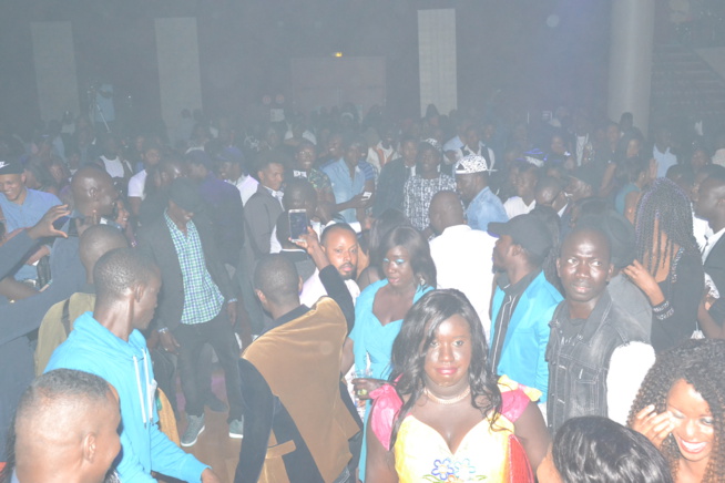 Salam Diallo montre qu'il est le roi des ambianceurs au Dock Haussman de Paris. Salam Diallo montre qu'il est le roi des ambianceurs au Dock Haussman de Paris.