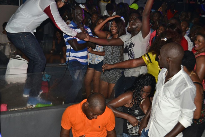 57 ANS: Pape Diouf féte l'anniversaire de son idole Youssou Ndour au Bloowy. Regardez 57 ANS: Pape Diouf féte l'anniversaire de son idole Youssou Ndour au Bloowy. Regardez