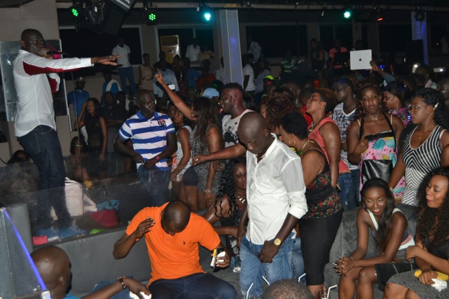 57 ANS: Pape Diouf féte l'anniversaire de son idole Youssou Ndour au Bloowy. Regardez 57 ANS: Pape Diouf féte l'anniversaire de son idole Youssou Ndour au Bloowy. Regardez