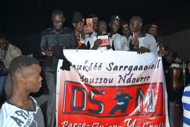57 ANS: Pape Diouf féte l'anniversaire de son idole Youssou Ndour au Bloowy. Regardez