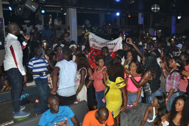 57 ANS: Pape Diouf féte l'anniversaire de son idole Youssou Ndour au Bloowy. Regardez 57 ANS: Pape Diouf féte l'anniversaire de son idole Youssou Ndour au Bloowy. Regardez