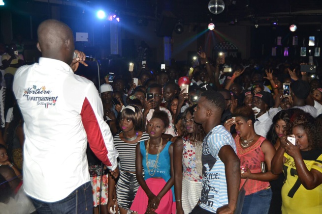 57 ANS: Pape Diouf féte l'anniversaire de son idole Youssou Ndour au Bloowy. Regardez