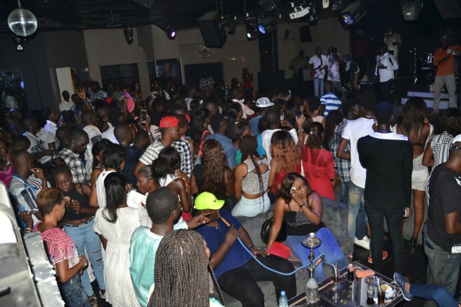 57 ANS: Pape Diouf féte l'anniversaire de son idole Youssou Ndour au Bloowy. Regardez 57 ANS: Pape Diouf féte l'anniversaire de son idole Youssou Ndour au Bloowy. Regardez