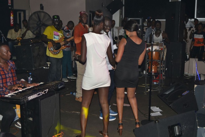 57 ANS: Pape Diouf féte l'anniversaire de son idole Youssou Ndour au Bloowy. Regardez 57 ANS: Pape Diouf féte l'anniversaire de son idole Youssou Ndour au Bloowy. Regardez