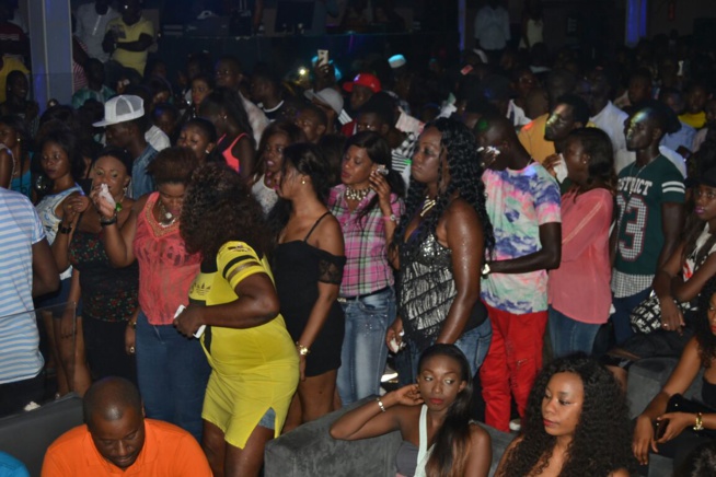 57 ANS: Pape Diouf féte l'anniversaire de son idole Youssou Ndour au Bloowy. Regardez 57 ANS: Pape Diouf féte l'anniversaire de son idole Youssou Ndour au Bloowy. Regardez