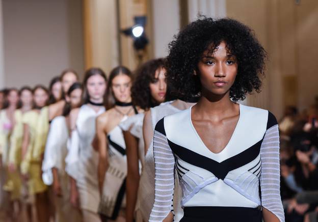 Photo : Aiden, la fille de Katoucha, défilait hier pour la première fois à Paris pour Roland Mouret Photo : Aiden, la fille de Katoucha, défilait hier pour la première fois à Paris pour Roland Mouret