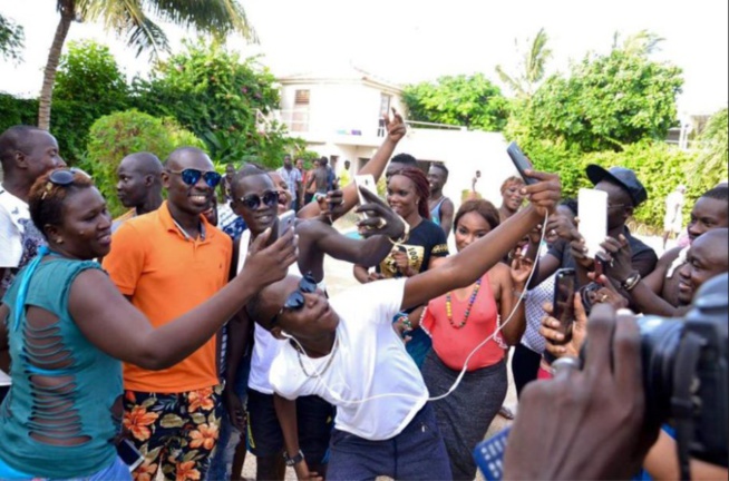 Pape Diouf et ses fans en mode selfie Pape Diouf et ses fans en mode selfie