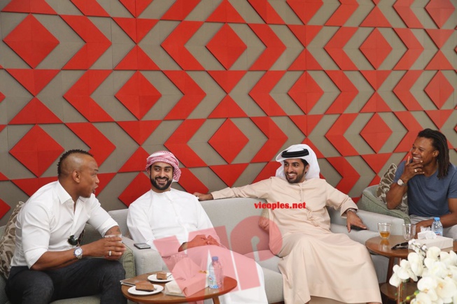 Dubai, l'international ballon d'or ElHadj Diouf en comagnie de Anelka, Akon et Edgar Dewis chez les Princes. Dubai, l'international ballon d'or ElHadj Diouf en comagnie de Anelka, Akon et Edgar Dewis chez les Princes.