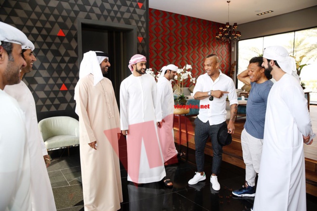 Dubai, l'international ballon d'or ElHadj Diouf en comagnie de Anelka, Akon et Edgar Dewis chez les Princes. Dubai, l'international ballon d'or ElHadj Diouf en comagnie de Anelka, Akon et Edgar Dewis chez les Princes.