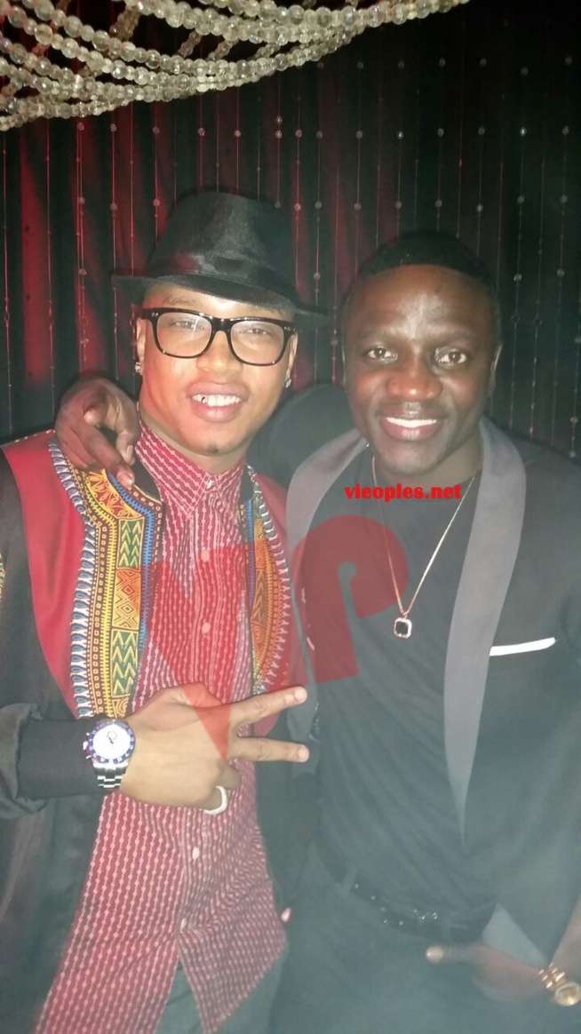 Dubai, l'international ballon d'or ElHadj Diouf en comagnie de Anelka, Akon et Edgar Dewis chez les Princes. Dubai, l'international ballon d'or ElHadj Diouf en comagnie de Anelka, Akon et Edgar Dewis chez les Princes.