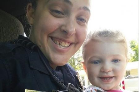 Abandonnée pendant plus de 4 heures dans un véhicule de patrouille par sa mère, officier de police, une petite fille de 3 ans décède Abandonnée pendant plus de 4 heures dans un véhicule de patrouille par sa mère, officier de police, une petite fille de 3 ans décède