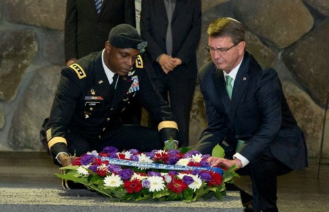 Strip-tease : Le général Ron Lewis, conseiller militaire du secrétaire à la Défense américain dans de sales draps Strip-tease : Le général Ron Lewis, conseiller militaire du secrétaire à la Défense américain dans de sales draps