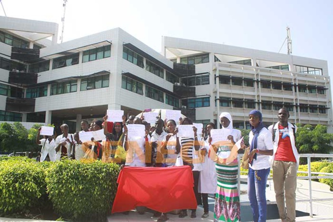 Les élèves de l’Institut santé Service dans la rue Les élèves de l’Institut santé Service dans la rue