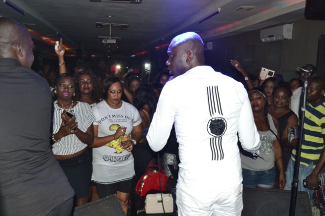 Un Pape Diouf redoutable sur la scène du Baramundi. Regardez Un Pape Diouf redoutable sur la scène du Baramundi. Regardez