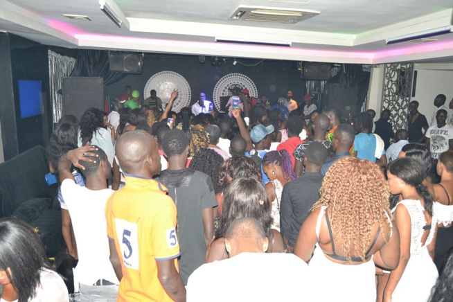 Un Pape Diouf redoutable sur la scène du Baramundi. Regardez Un Pape Diouf redoutable sur la scène du Baramundi. Regardez