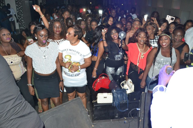 Un Pape Diouf redoutable sur la scène du Baramundi. Regardez Un Pape Diouf redoutable sur la scène du Baramundi. Regardez