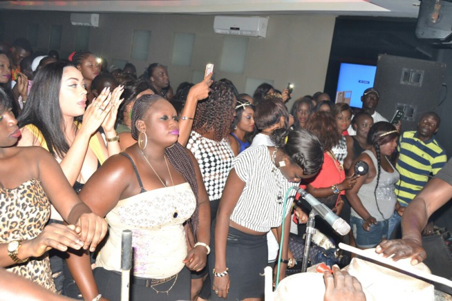 Un Pape Diouf redoutable sur la scène du Baramundi. Regardez Un Pape Diouf redoutable sur la scène du Baramundi. Regardez