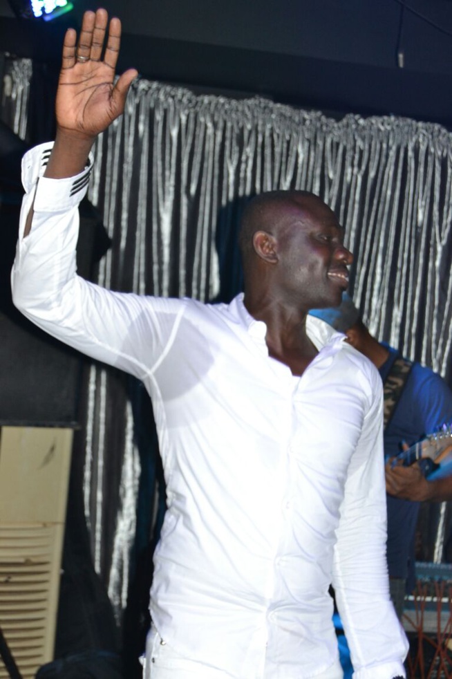 Un Pape Diouf redoutable sur la scène du Baramundi. Regardez Un Pape Diouf redoutable sur la scène du Baramundi. Regardez