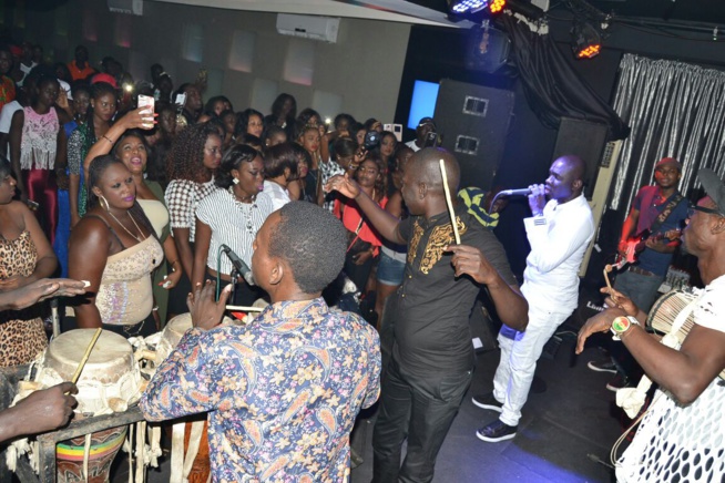 Un Pape Diouf redoutable sur la scène du Baramundi. Regardez Un Pape Diouf redoutable sur la scène du Baramundi. Regardez