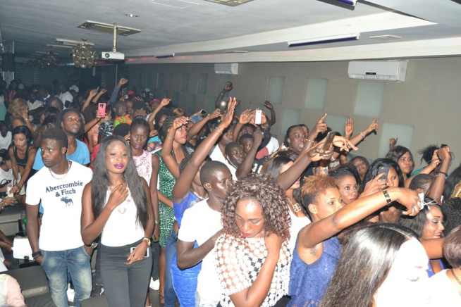 Un Pape Diouf redoutable sur la scène du Baramundi. Regardez Un Pape Diouf redoutable sur la scène du Baramundi. Regardez