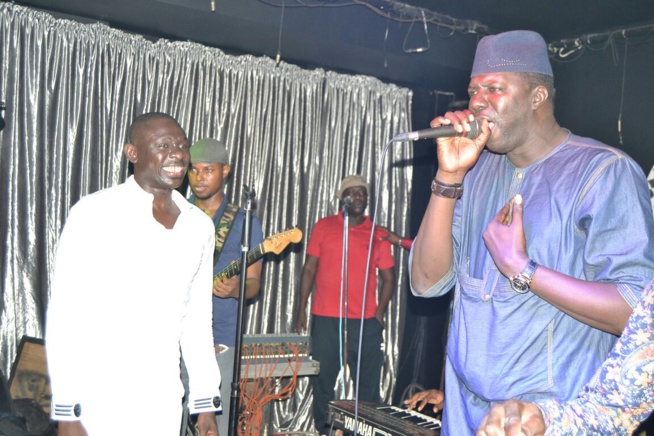 Un Pape Diouf redoutable sur la scène du Baramundi. Regardez Un Pape Diouf redoutable sur la scène du Baramundi. Regardez