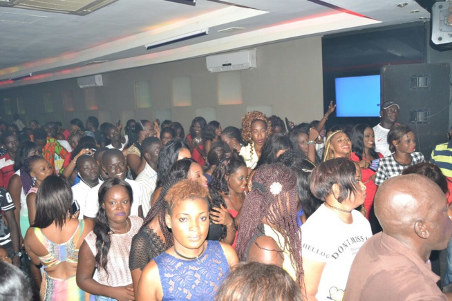 Un Pape Diouf redoutable sur la scène du Baramundi. Regardez Un Pape Diouf redoutable sur la scène du Baramundi. Regardez