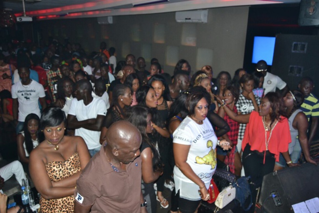 Un Pape Diouf redoutable sur la scène du Baramundi. Regardez Un Pape Diouf redoutable sur la scène du Baramundi. Regardez