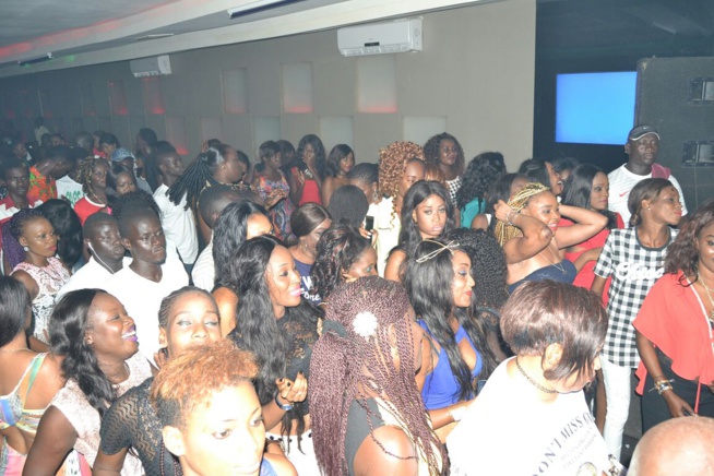 Un Pape Diouf redoutable sur la scène du Baramundi. Regardez Un Pape Diouf redoutable sur la scène du Baramundi. Regardez